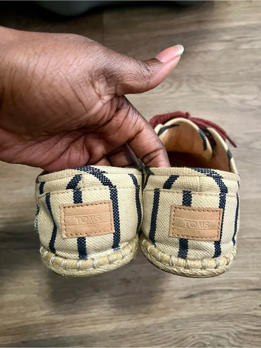 TOMS Cordones Natural Woven Rivera Stripe on Rope Navy Stripes and Red Laces